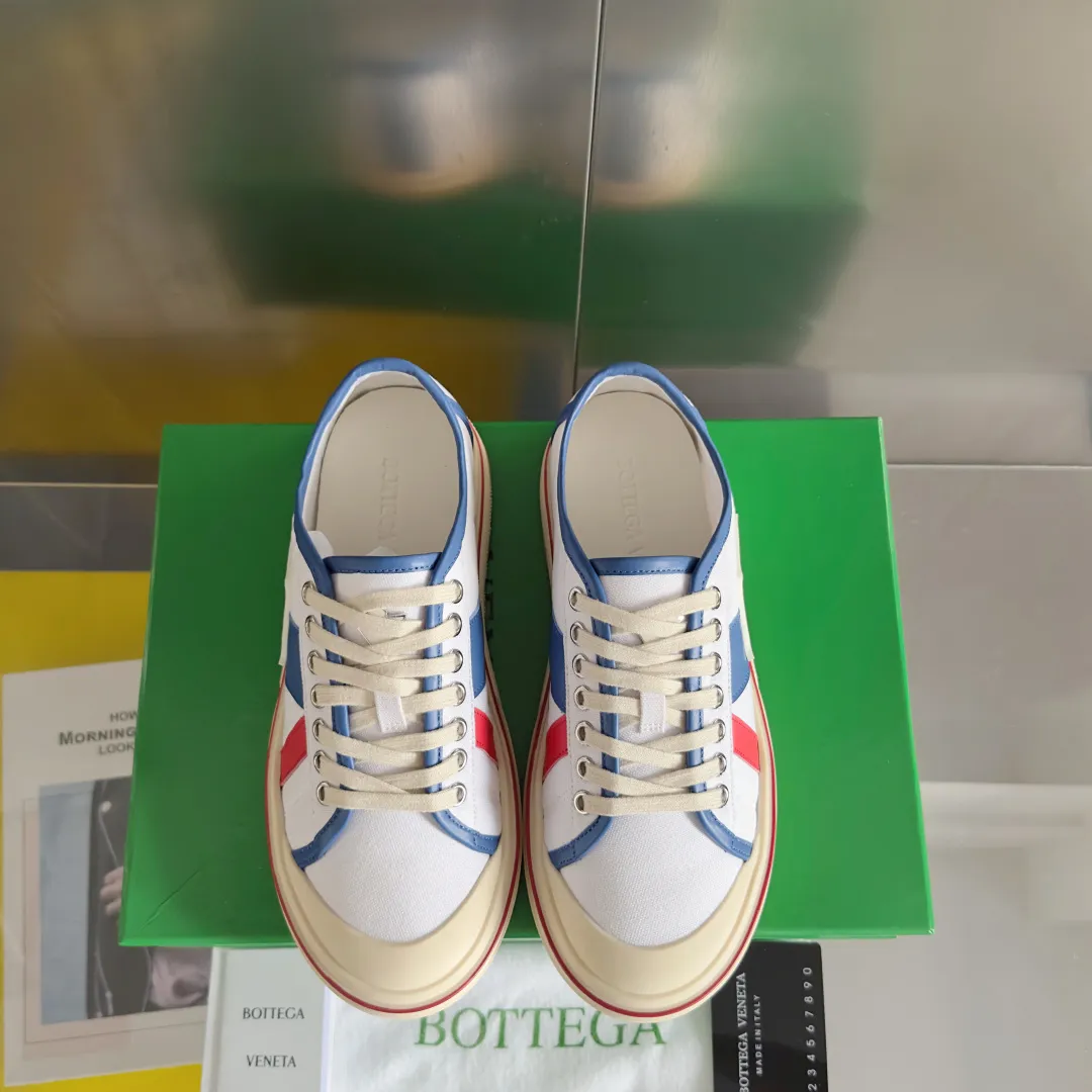 Top version: Couple model 560💰 Bottega Veneta Bottega Veneta BV’s latest Eliot series retro basketball shoes casual sports canvas shoes Bottega Veneta 2025 spring and summer show new shoes Eliot is on the market. Inspired by retro basketball sneakers, the color combination highlights youthful vitality and perfectly interprets the theme of youth and childlike innocence. The details are also very particular. The summer canvas brings excellent durability and comfort. Designs such as calfskin trim, rubber toe caps and hand-painted retro red lines are full of retro feel. The round toe and convex sole add a modern feel. Exquisite packaging at the delivery counter🛍📦 ▪️Fabrics: Original customized high-density canvas + cowhide ▪️Inner lining: Original customized breathable canvas ▪️Sole: Original open-molded anti-slip TPU material ▪️Sole thickness: 3CM ▪️Size: Women’s 35-41 / [Men’s 39-45 pre-sale]